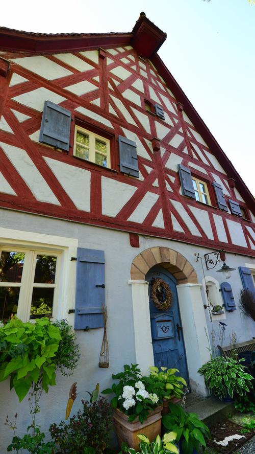 Ein kleines Dorf kommt ganz groß raus: Besucher fluten Oberhembach bei Kunst im Dorf 2016.