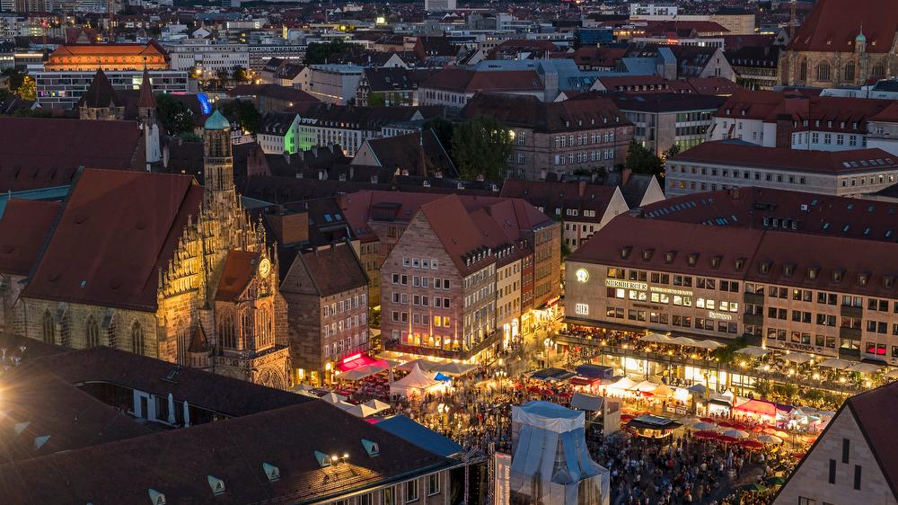 Ein Festival mitten in Nürnberg: Blick vom Südturm der Sebalduskirche auf das Bardentreffen.