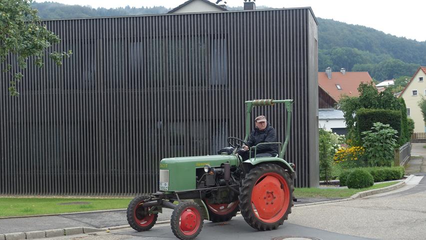 Viel zu sehen gab es beim Dorffest in Pilsach: Gewerbe und Vereine präsentierte sich, zudem lockte eine Oldtimer-Traktorenschau.