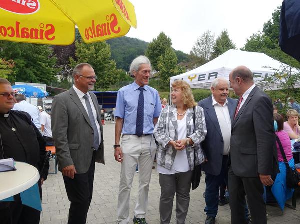 Elektro-Autos und alte Schlepper bei Pilsacher Dorffest