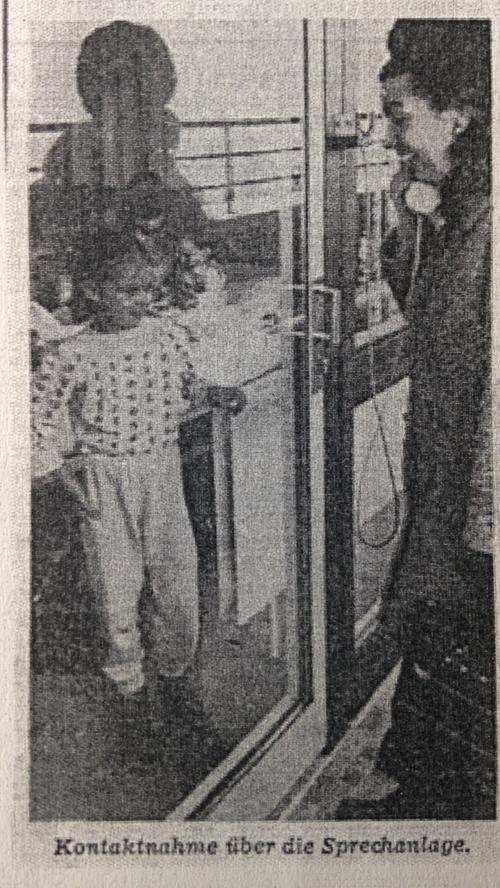 Eine Mutter spricht über das Außentelefon mit ihrem Kind. Die strikten Maßnahmen sollten helfen, die Aufenthaltsdauer so kurz wie möglich zu halten. 1970 betrug sie im Schnitt 20,9 Tage - allerdings waren dabei "Langlieger" wie Frühgeborene und Tbc-Kranke eingeschlossen.