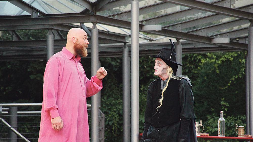 Gott ist genervt vom Hedonismus der Menschen: Deshalb schickt er den „Toud“, um den Jedermoo vors jüngste Gericht zu zitieren. Gott ist genervt vom Hedonismus der Menschen: Deshalb schickt er den „Toud“, um den Jedermoo vors jüngste Gericht zu zitieren.