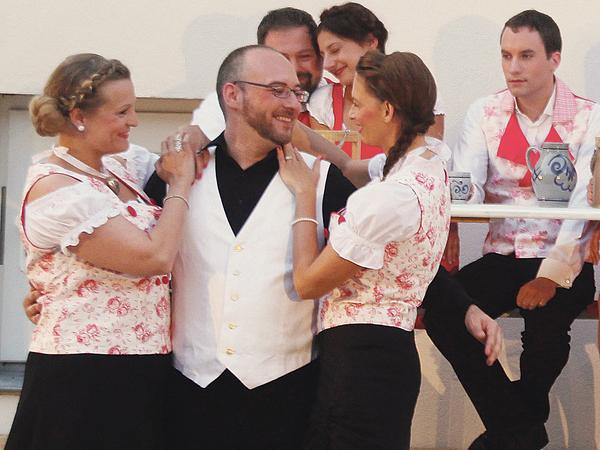 Jeder von uns ist ein bisschen Jedermoo: Jedermoo (Stephan Hausner) genießt das Leben in vollen Zügen gleich mit zwei „Herzerle“. Doch wer mit ihm Geschäfte macht, braucht nicht auf besondere Mildtätigkeit warten. Das bekommt die Mutter von drei Kindern zu spüren, die ihn dafür gallig angiften. Jeder von uns ist ein bisschen Jedermoo: Jedermoo (Stephan Hausner) genießt das Leben in vollen Zügen gleich mit zwei „Herzerle“. Doch wer mit ihm Geschäfte macht, braucht nicht auf besondere Mildtätigkeit warten. Das bekommt die Mutter von drei Kindern zu spüren, die ihn dafür gallig angiften.