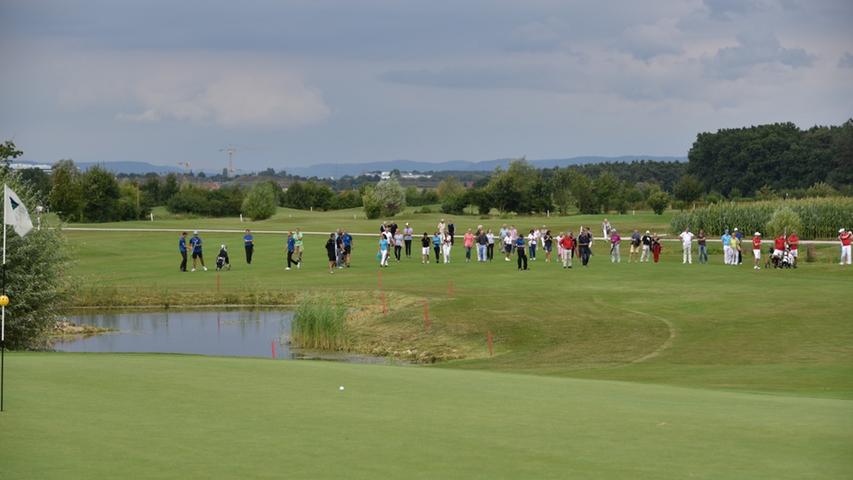 Die Karawane zieht weiter: Zahlreiche Golffans folgten den Spielern über die Anlage in Burgstall.