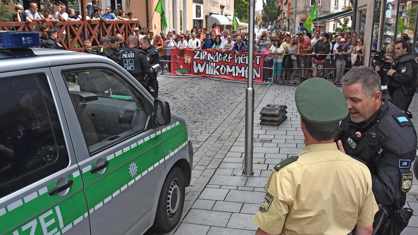 Blockade: Neonazis zeigen Zirndorfer Bürgermeister an