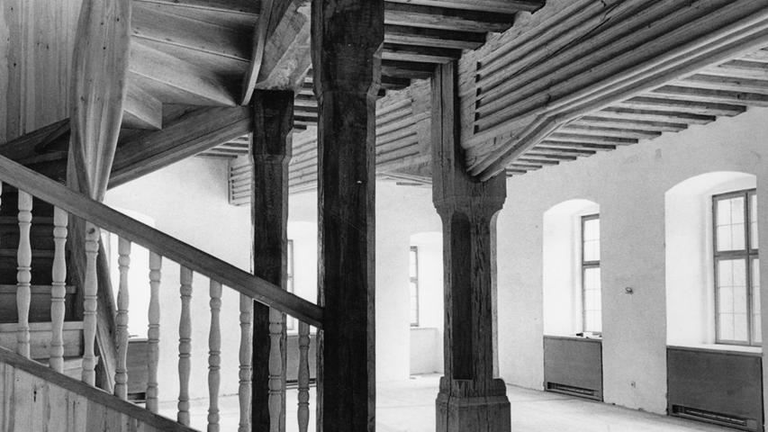Im ersten Stockwerk des Kemenatenbaus war die Reichskanzlei untergebracht. Die altertümliche Form der Decke mit Balken und Unterzug, dazu der reizvolle Treppenaufgang prägen den Raum.  Hier geht es zum Artikel vom 6. August 1966: Waffen im Frauenbau.