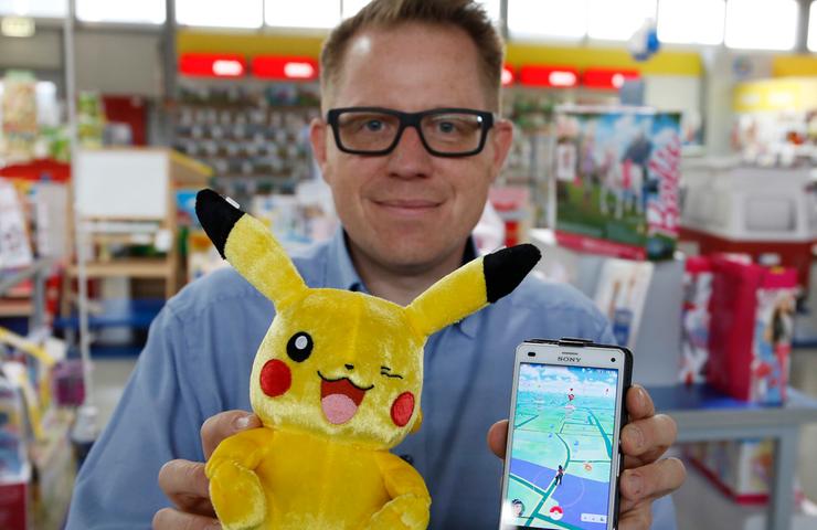 Die App "Pokémon Go" lockt derzeit die Massen zur Monsterjagd auf die Stra­ßen. Jens Kolmstetter freut sich: Der Hype befeuert auch den Ver­kauf von Pokémon-Lizenzartikeln wie etwa die Figur Pikachu, hier in Plüsch.