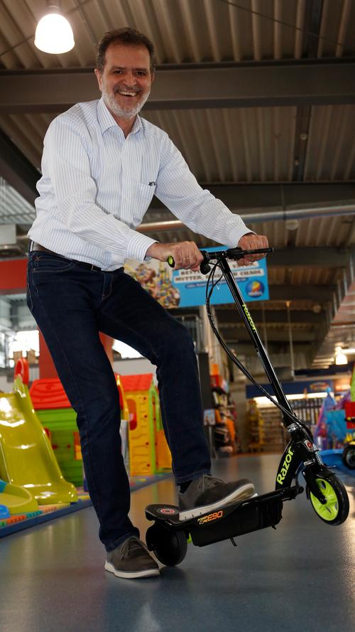 Chefeinkäufer Julius Grimm ist praktisch kein fahrbarer Untersatz aus der Welt der Spielwaren fremd - und er testet quasi alles selbst, wie hier einen E-Scooter.