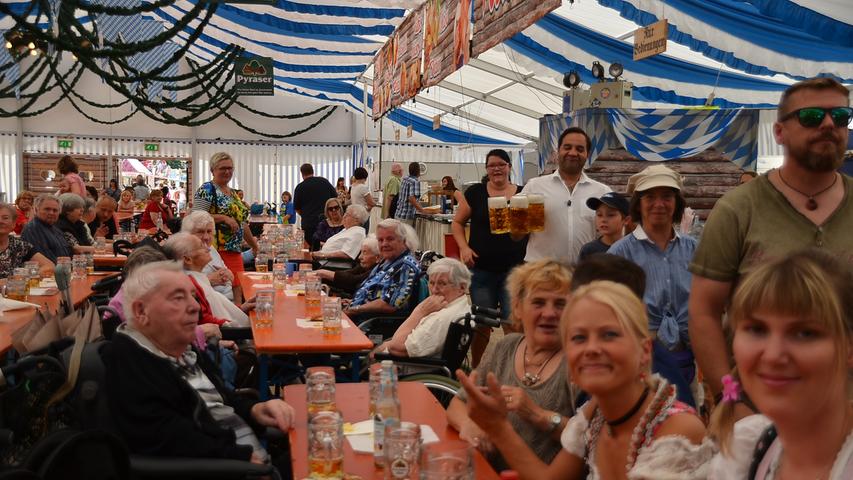 Ausgelassen gefeiert wurde auf der Allersberger Kirchweih. Beim Zug der Kinder zum Festplatz und am Abend im Festzelt herrschte beste Stimmung.
