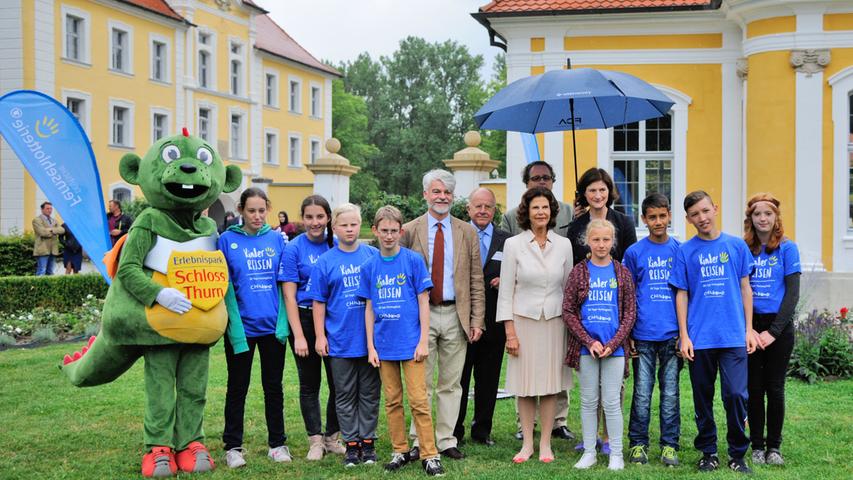 Königin Silvia von Schweden besucht Feriencamp auf Schloss Thurn 