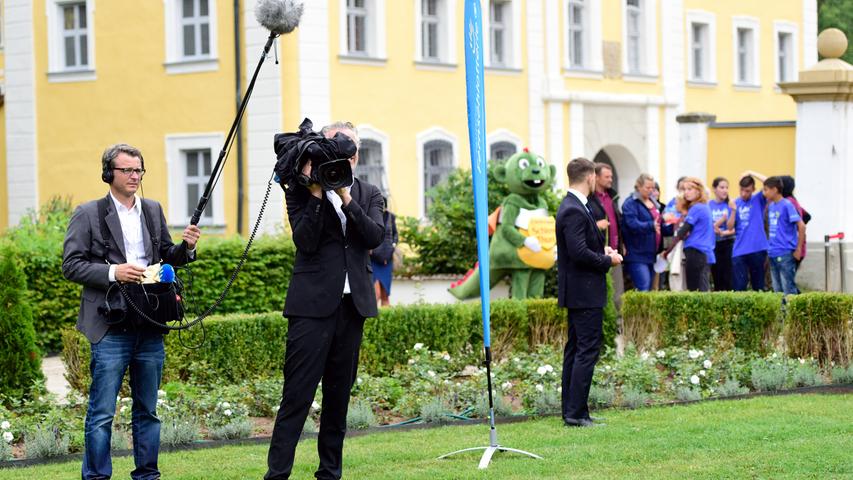 Königin Silvia von Schweden besucht Feriencamp auf Schloss Thurn 