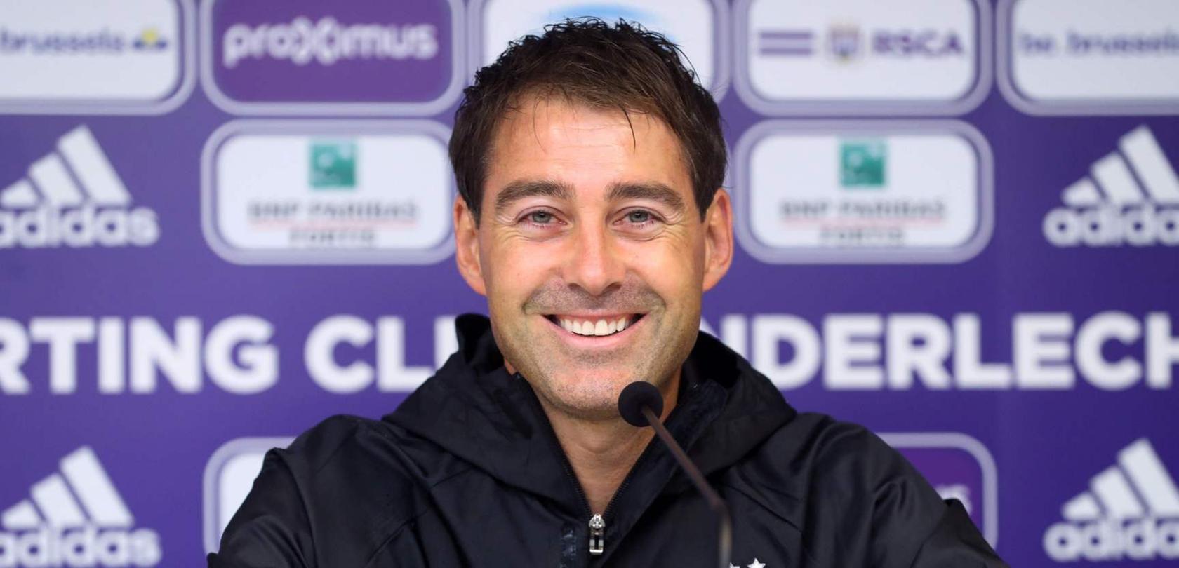 Anderlecht-Trainer René Weiler am Dienstag bei einer Pressekonferenz in Brüssel. Anderlecht-Trainer René Weiler am Dienstag bei einer Pressekonferenz in Brüssel.
