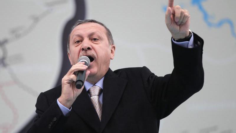 Präsident Recep Tayyip Erdogan beschuldigt die Bundesrepublik, "rassistische Übergriffe" gegen Türken im Land nicht zu verhindern.