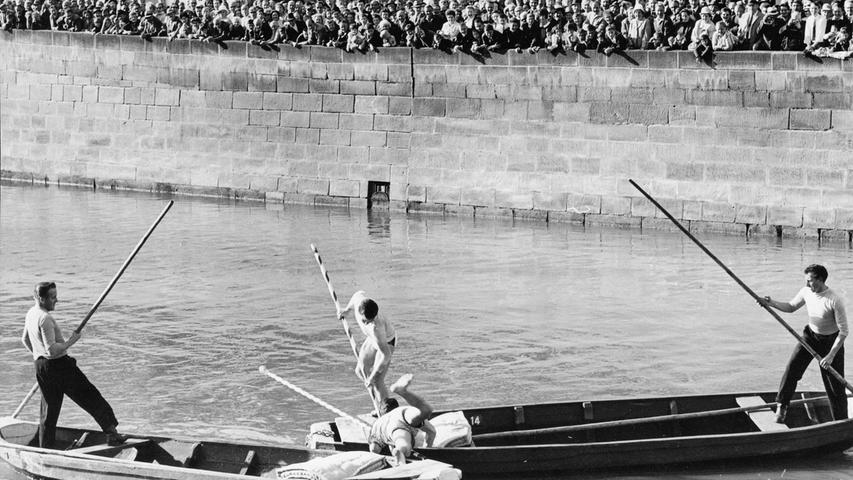 Zum Gaudium des Publikums wurde einer der Kämpfer von seinem Gegner ins Wasser gestoßen.  Hier geht es zum Artikel vom 8. August 1966: Die "Fischerstecher" hatten viel Publikum.