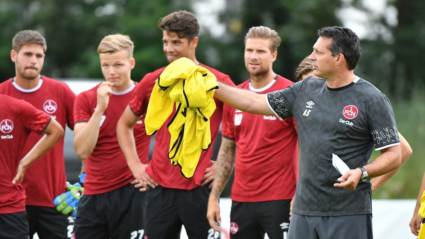 Alois Schwartz muss sich entscheiden: Gegen die Würzburger Kickers kehren einige Spieler nach Verletzungspausen zurück in den Kader. (Archivfoto)