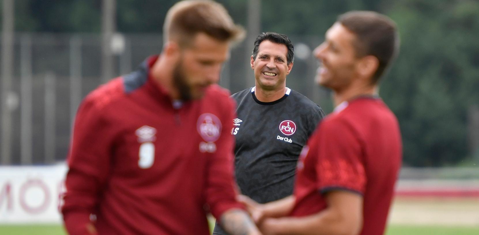 Alois Schwartz hat Spaß beim Club. Gute Laune sollen die FCN-Fans auch in Dresden haben.