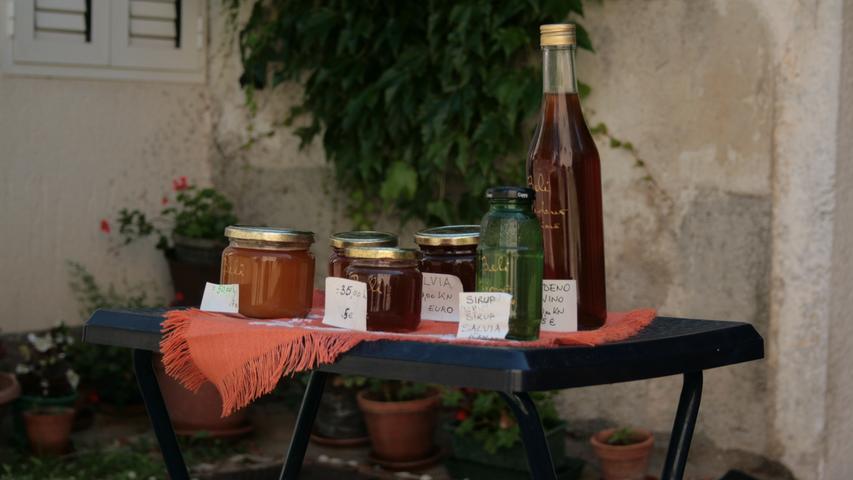 Sirup, Likör und Honig. Einer der 33 Bewohner von Beli versucht, sich mit diesen Souvenirs etwas dazuzuverdinenen. Die Bienenstöcke sind überall zu sehen.