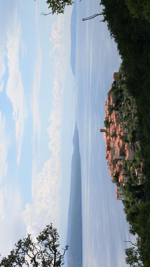 Blick vom Bergpfad über Beli hinweg auf die Adria.