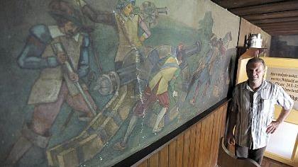 Szenen aus dem Dreißigjährigen Krieg hat Künstler Karl Hemmerlein 1932 im «Grünen Baum» verewigt. Auch Gastwirt Michael Barth (re.) würde sich über eine Restaurierung freuen. Die Tucher Bräu hat dafür jedoch keine Nerven. Szenen aus dem Dreißigjährigen Krieg hat Künstler Karl Hemmerlein 1932 im «Grünen Baum» verewigt. Auch Gastwirt Michael Barth (re.) würde sich über eine Restaurierung freuen. Die Tucher Bräu hat dafür jedoch keine Nerven.