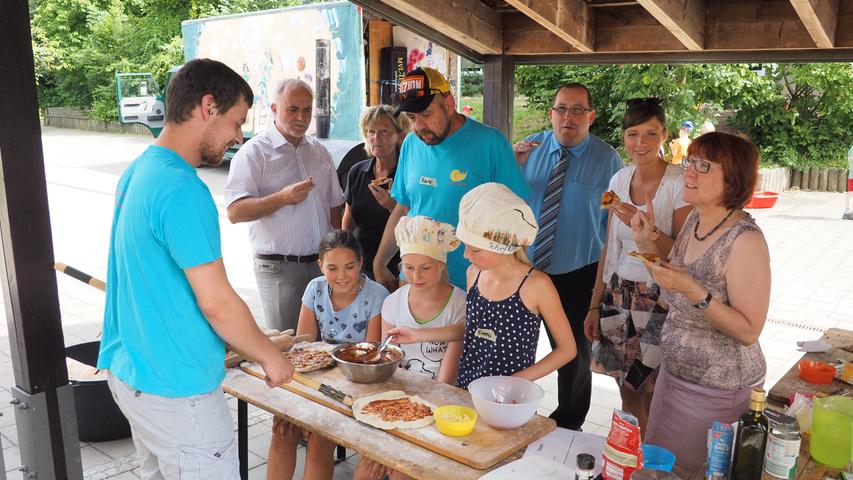 Fleißig gerührt, gekocht und gegessen wird in den Sommerferien im und vor dem Spielbus, mit dem der Kreisjugendring durch den Landkreis Roth tourt.