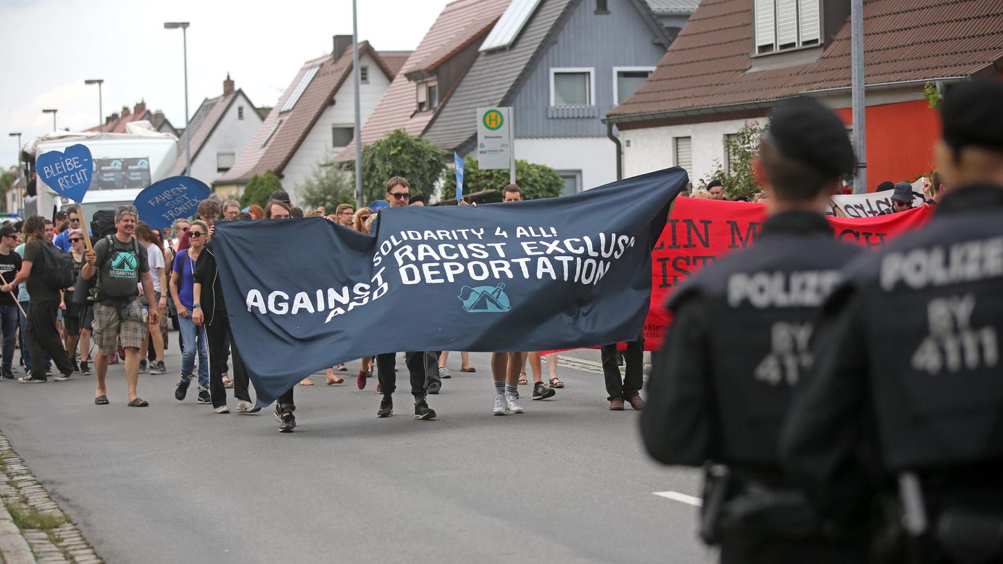 Bei verschiedenen Demonstrationen in Bamberg haben die Teilnehmer des Protestcamps "Solidarity4all" ihre Unterstützung für Flüchtlinge gezeigt.