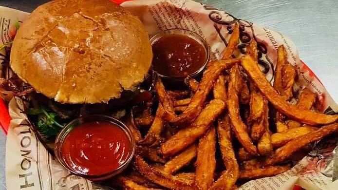 Wer auf Rockabilly steht, ist hier genau richtig! Im Beckschlager mitten in der Nürnberger Altstadt kommen nicht nur Fleisch-Fans, sondern auch Vegetarier voll auf ihre Kosten. Die Burger-Karte reicht von Fisch, Surf and Turf, Bison bis zu exotischen Kombinationen wie Sweet & Smokey. Immer noch nicht das Richtige? Auf einem kleinen grünen Zettel kann man sich sogar seinen ganz persönlichen Burger zusammenstellen. Die Sweet Fries sollte man sich auf jeden Fall nicht entgehen lassen. Vor allem am Wochenende ist im Beckschlager die Hölle los, reservieren kann also nicht schaden. 90 Punkte schlagen sich auf das Konto des Rockabilly-Lokals.
Mehr zum Beckschlager gibt es in unserer Gastro-Datenbank. Wer auf Rockabilly steht, ist hier genau richtig! Im Beckschlager mitten in der Nürnberger Altstadt kommen nicht nur Fleisch-Fans, sondern auch Vegetarier voll auf ihre Kosten. Die Burger-Karte reicht von Fisch, Surf and Turf, Bison bis zu exotischen Kombinationen wie Sweet & Smokey. Immer noch nicht das Richtige? Auf einem kleinen grünen Zettel kann man sich sogar seinen ganz persönlichen Burger zusammenstellen. Die Sweet Fries sollte man sich auf jeden Fall nicht entgehen lassen. Vor allem am Wochenende ist im Beckschlager die Hölle los, reservieren kann also nicht schaden. 90 Punkte schlagen sich auf das Konto des Rockabilly-Lokals.
Mehr zum Beckschlager gibt es in unserer Gastro-Datenbank.