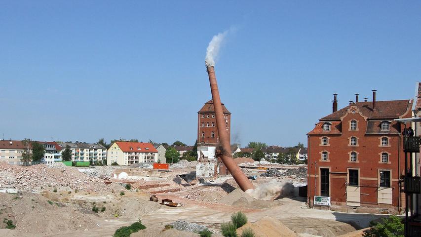 2011: Für neuen Wohnraum musste der Schornstein auf dem ehemaligen Tucher-Gelände weichen.