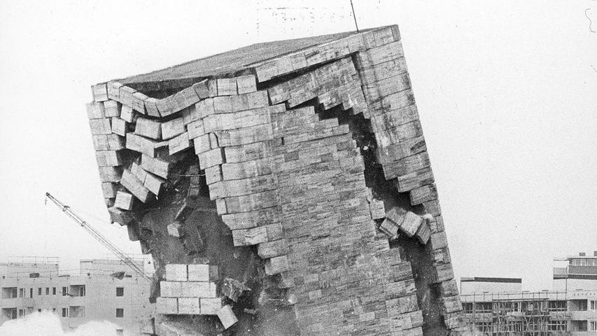 1981: Das Wasserwerk der Firma Chillingworth in der Walzwerkstraße in der Nähe des Wöhrder Sees wurde wegen dort geplanten Wohnungen gesprengt werden. Auf dem Gelände wurde im 2. Weltkrieg für die Rüstungsindustrie produziert.