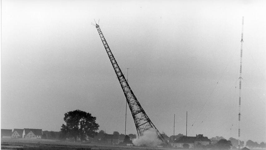 Heute thront nur wenige Hundert Meter entfernt der große Fernmeldeturm, 1961 musste sein kleinerer Bruder dran glauben: Der Holzsendeturm in der heutigen Franz-Hoffmann-Str.1 wurde damals wegen Baufälligkeit gesprengt.