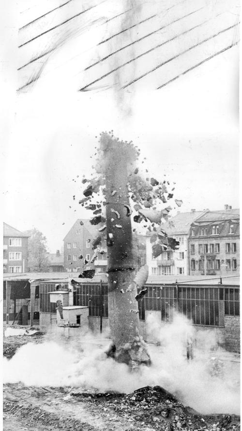 1964 musste der Kamin der ehemaligen Europa-Carton-Fabrik an der Schlüsselfelder Straße im Nürnberger Norden dran glauben.