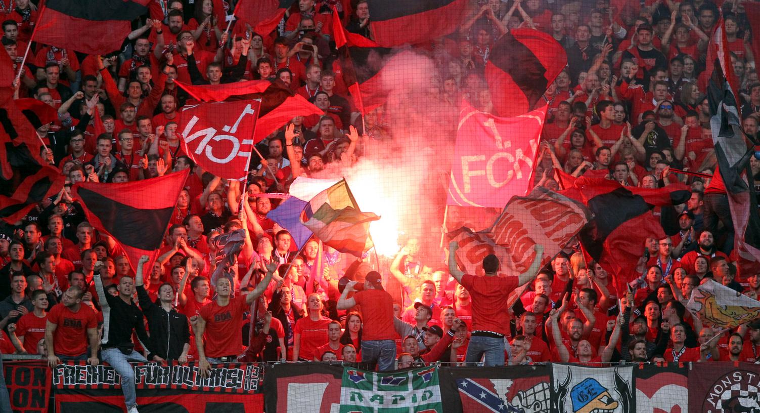 Das kostet: Wegen Pyrotechnik-Vergehen ist der 1. FC Nürnerg zuletzt mehrfach bestraft worden. Das kostet: Wegen Pyrotechnik-Vergehen ist der 1. FC Nürnerg zuletzt mehrfach bestraft worden.