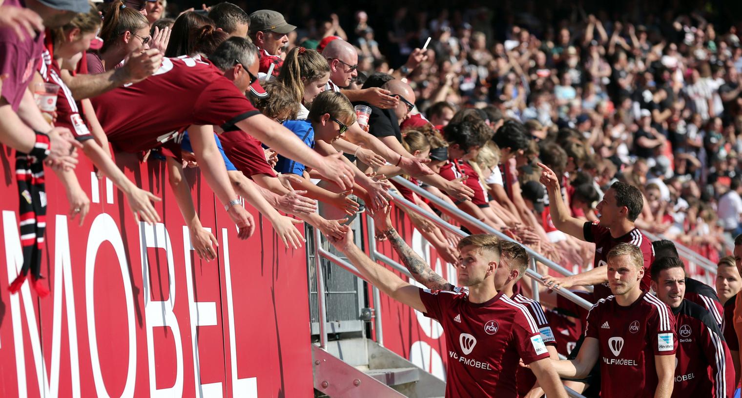 Fans und Spieler sind wieder nahe beisammen: Rund 20.000 Dauerkartenbesitzer kommen gegen Heidenheim ins Stadion. Fans und Spieler sind wieder nahe beisammen: Rund 20.000 Dauerkartenbesitzer kommen gegen Heidenheim ins Stadion.