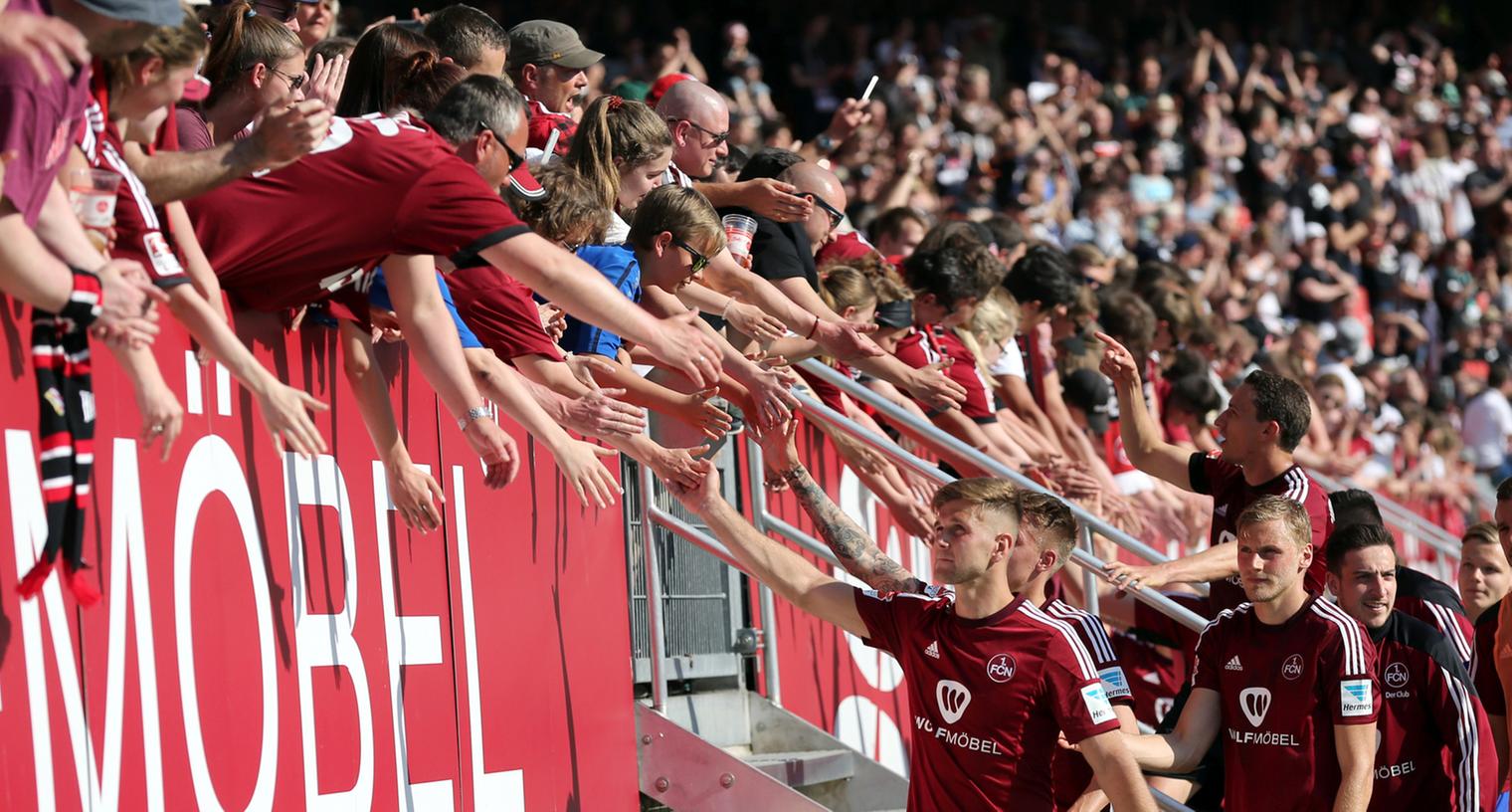 Fans und Spieler sind wieder nahe beisammen: Rund 20.000 Dauerkartenbesitzer kommen gegen Heidenheim ins Stadion.