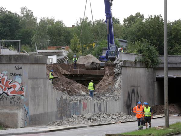 Die alte Bahnbrücke am Nordring wurde gesprengt 