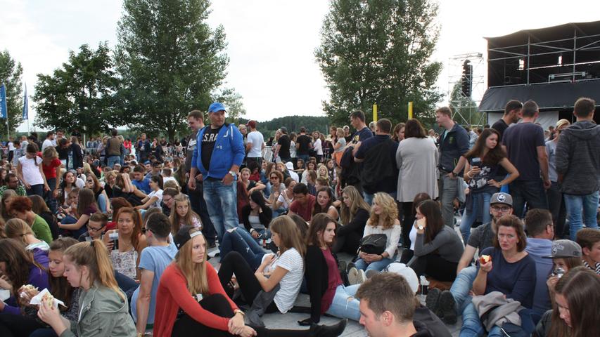 Entspanntes Warten auf Cro: Die Besucher genossen im Vorfeld des Konzerts die tolle Abendatmosphäre am Brombachsee