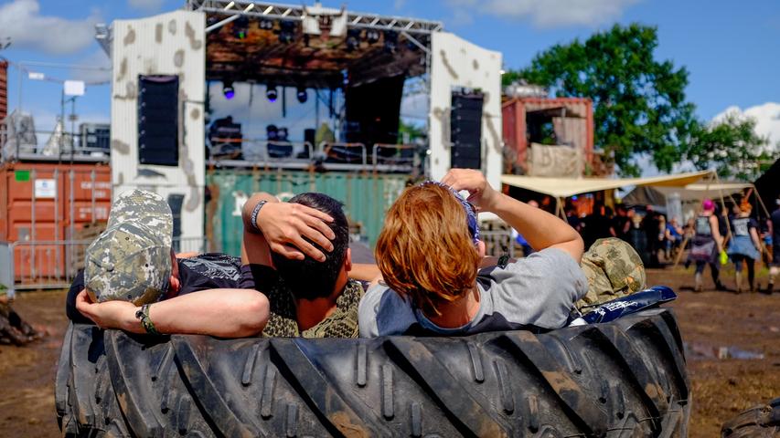 75.000 Metal-Fans pilgerten wieder ins beschauliche Örtchen Wacken um drei Tage lange beim Wacken Open Air eine gehörige Mosh- und Matsch-Sause zu feiern.