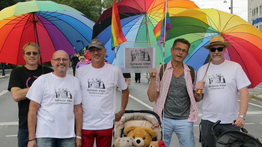 Affen, Lack und rasierte Beine: Nürnberg feiert bunte CSD-Parade
