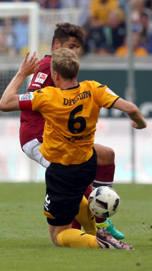 ... Dynamo nach und nach den Druck. Hier geht Marco Hartmann aggressiv gegen Club-Youngster Luikas Mühl zu Werke.