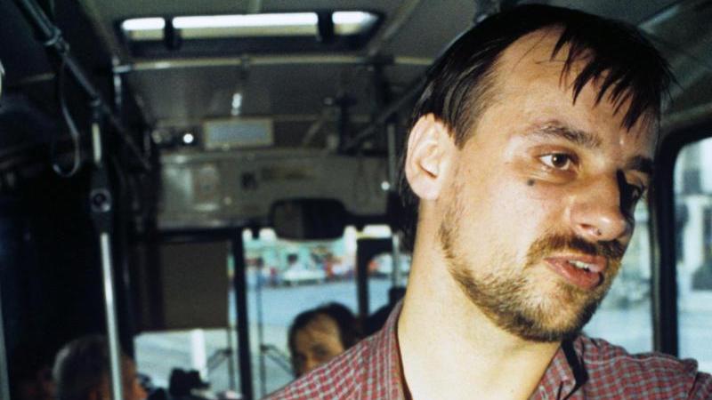 Der als Geiselnehmer von Gladbeck bekannte Dieter Degowski ist nach beinahe 30 Jahren in Haft wieder auf freiem Fuß. Der als Geiselnehmer von Gladbeck bekannte Dieter Degowski ist nach beinahe 30 Jahren in Haft wieder auf freiem Fuß.