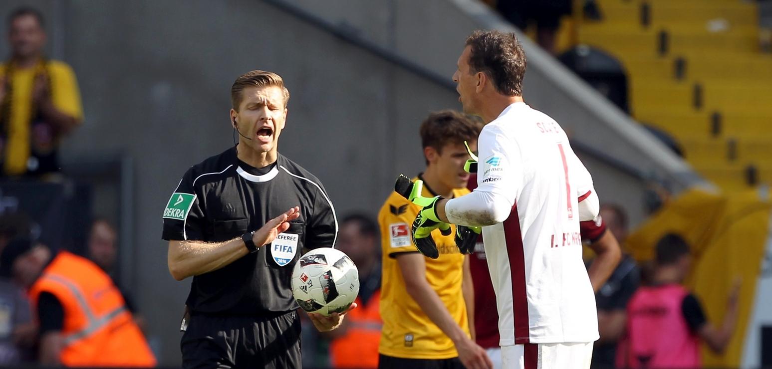 Gewohnt impulsiv: Raphael Schäfer beschwerte sich bei Schiedsrichter Tobias Welz über die Länge der Nachspielzeit.