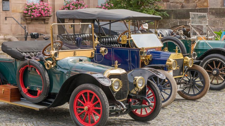 17 Fahrzeuge der sogenannten Messingklasse machten sich am Samstag von Herzogenaurach aus auf den Weg zum Kellerbergfest nach Höchstadt.