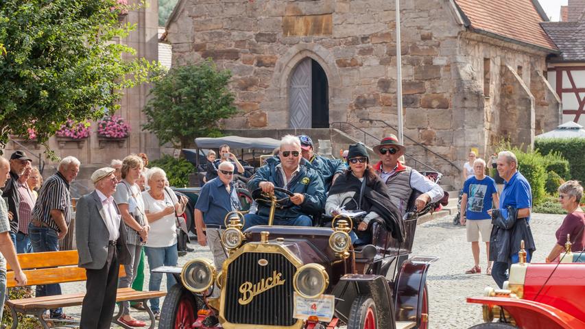 17 Fahrzeuge der sogenannten Messingklasse machten sich am Samstag von Herzogenaurach aus auf den Weg zum Kellerbergfest nach Höchstadt.