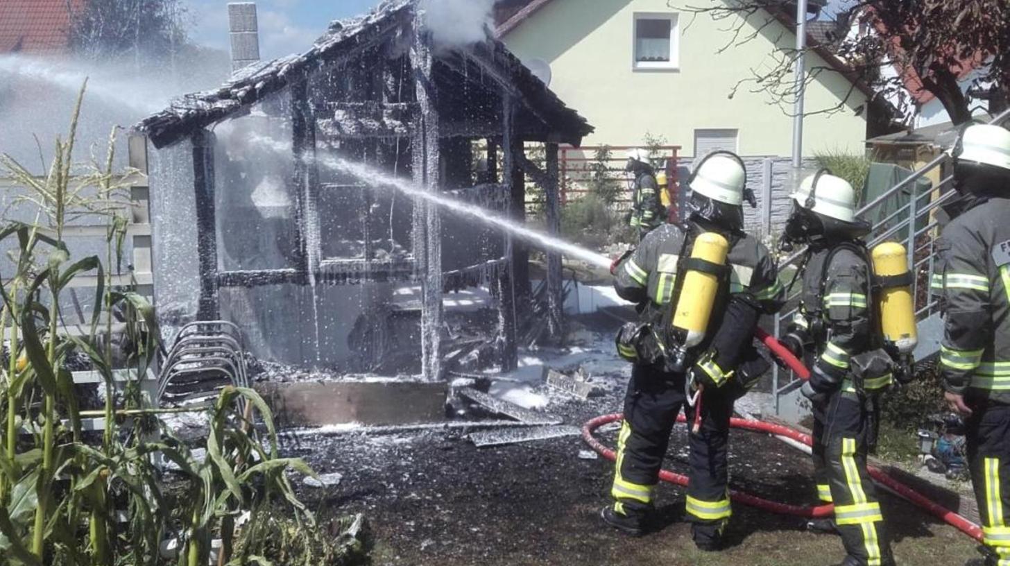 Gartenhaus ging in Flammen auf