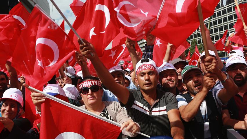 Erdogan ruft und Hunderttausende kommen - oder waren es sogar Millionen? Bei einer Großkundgebung gegen den Putschversuch vor drei Wochen hat der türkische Präsident die Einführung der Todesstrafe in Aussicht gestellt. "Wenn das Volk die Todesstrafe will, werden die Parteien seinem Willen folgen", rief er der Masse zu.