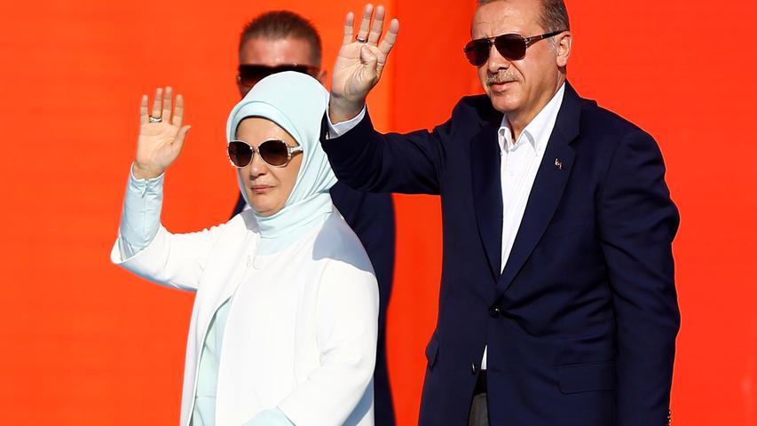 Erdogan ruft und Hunderttausende kommen - oder waren es sogar Millionen? Bei einer Großkundgebung gegen den Putschversuch vor drei Wochen hat der türkische Präsident die Einführung der Todesstrafe in Aussicht gestellt. "Wenn das Volk die Todesstrafe will, werden die Parteien seinem Willen folgen", rief er der Masse zu.