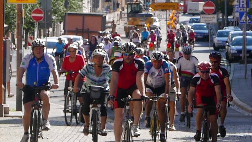 …gefolgt von einem großen Tross von Radfahrerinnen und Radfahrern…