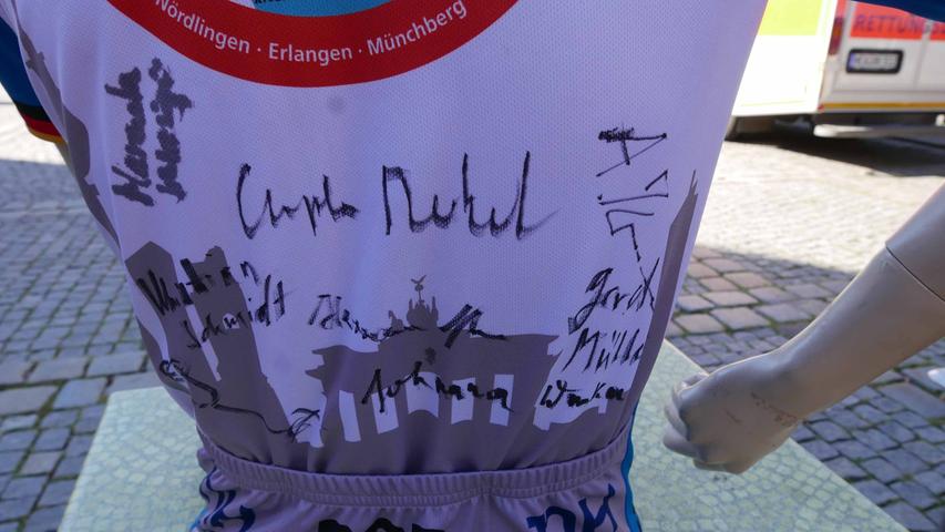 Das Trikot mit den Unterschriften von Kanzlerin Angela Merkel und Kabinettskollegen von Schirmherr Christian Schmidts Kabinettskollegen begleitet die Tour und wird am Ende verlost.