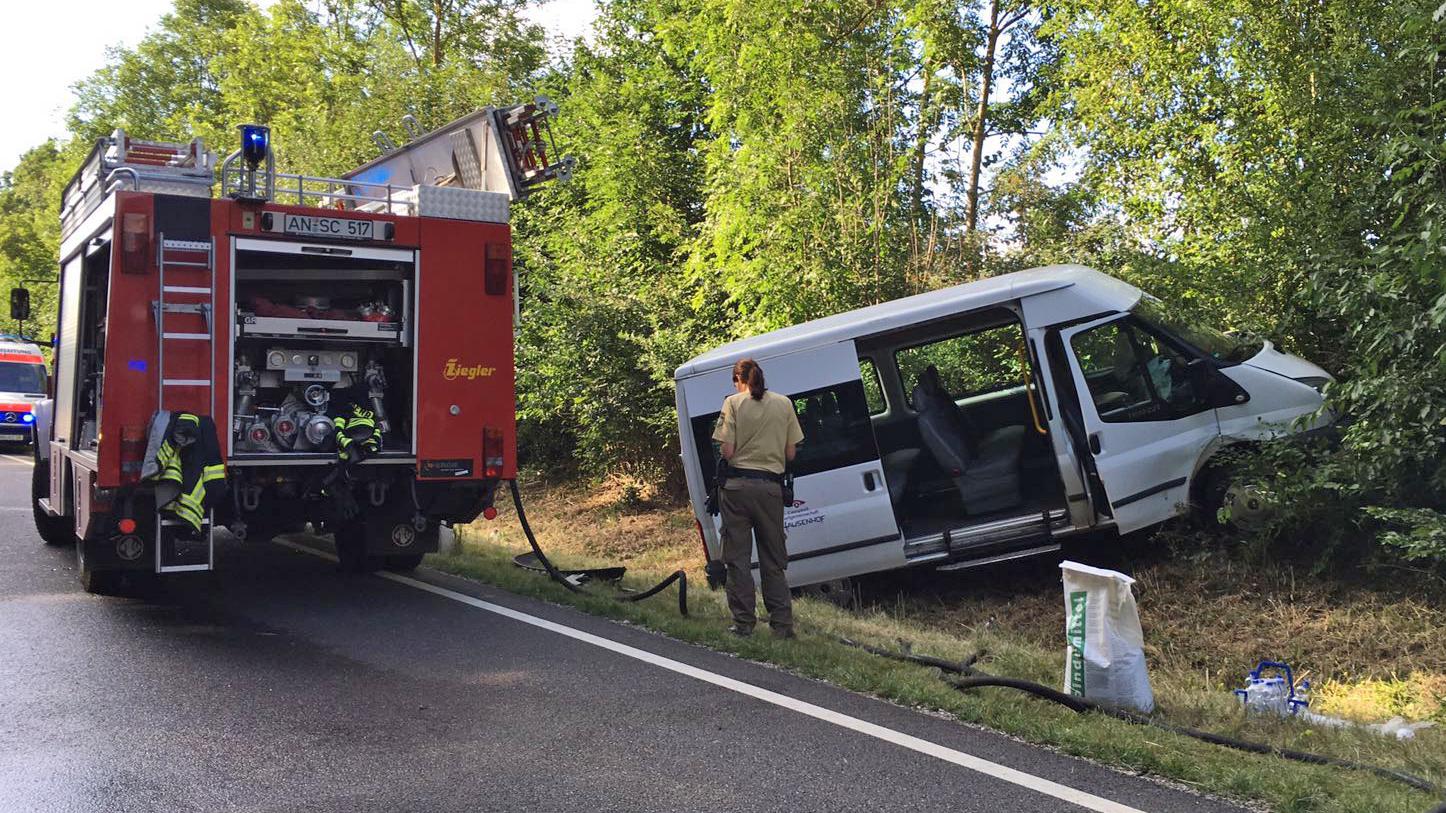 Ein Golf-Fahrer prallte im Gegenverkehr mit einem Bus der Diakonie zusammen, der im Graben landete.