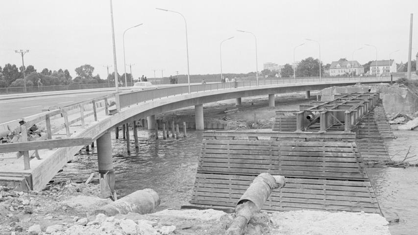 Von den beiden altersschwach gewordenen Brücken sind nur noch einige Reste übriggeblieben.  Hier geht es zum Artikel vom 10. August 1966: Brücke ist vollendet.