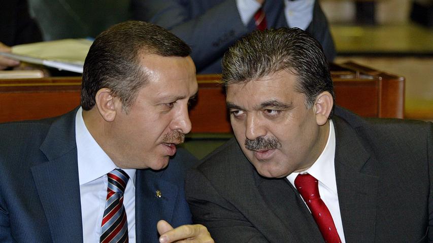 Erdogan verbindet über viele Jahre ein enges Verhältnis zu seinem politischen Weggefährten Abdullah Gül (rechts). 2002 erringt Erdogan mit seiner AKP bei der Parlamentswahl einen furiosen Wahlsieg. Allerdings gilt weiterhin das gegen ihn verhängte Politikverbot. Ministerpräsident kann aber nur jemand werden, der einen Sitz im Parlament hat. Deswegen übernimmt Erdogans Stellvertreter im Parteivorsitz, Abdullah Gül, das Amt. Erst als das Politikverbot im Zuge einer Verfassungsänderung aufgehoben wird, kann Erdogan als Abgeordneter ins Parlament einziehen. Im März 2003 wird er dann endlich zum Ministerpräsidenten gewählt - er ist am Ziel. Den loyalen Gül ernennt er zu seinem Außenminister. Es beginnt eine Zeit der Reformen. Die Meinungsfreiheit wird erweitert, die Todesstrafe abgeschafft, der Konflikt mit den Kurden scheint sich zu entspannen, und auch wirtschaftlich geht es aufwärts. Das Land scheint sich Richtung EU zu bewegen.